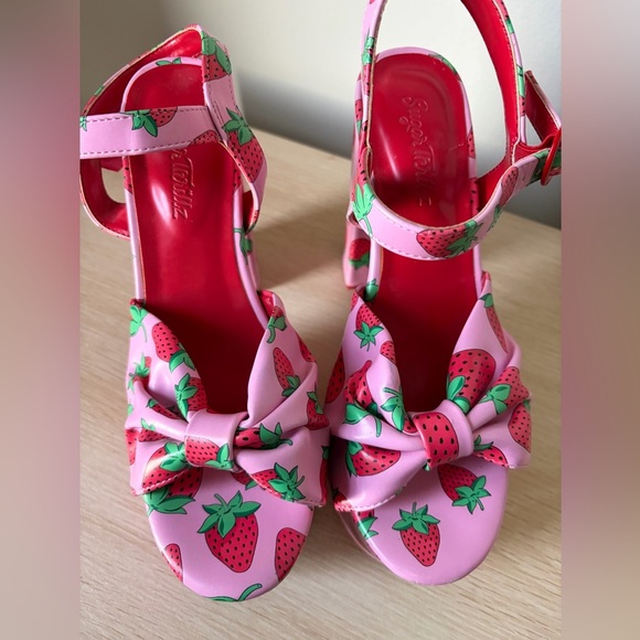 Sugar Thrillz x Dolls Kill Strawberry Fields Platform Pumps Pink 8 - Picture 13 of 15